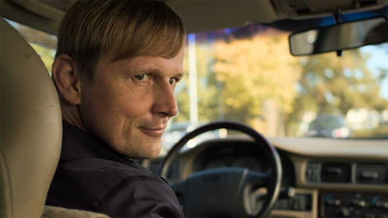 Steffen (Till Demuth) im Auto. – Bild: Hamburg Media School, BR /​ BR/​Hamburg Media School