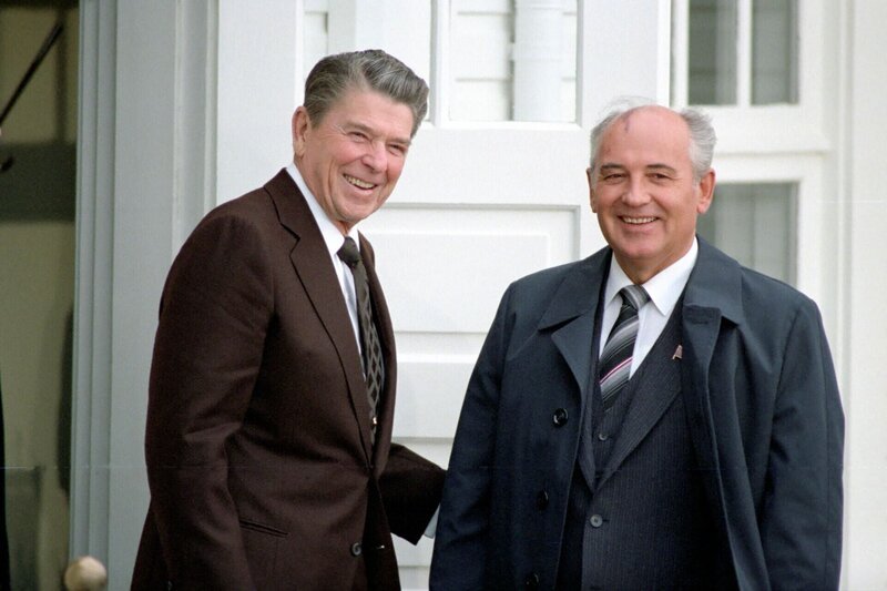 Ronald_Reagan (l.) und Mikhail Gorbachev (r.) – Bild: RTL /​ White House Photographic Collection /​ Fall der Berliner Mauer – 1989