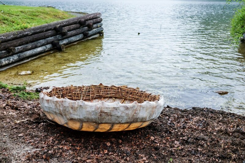Das Boot: selbstgebaut aus einem Gerüst aus Weiden, mit Kuhfell bespannt. Lassen sich damit tatsächlich 250 Kilogramm transportieren? – Bild: ServusTV /​ Bilderfest /​ Gabor Sandor Morocz /​ ALL RIGHTS RESERVED