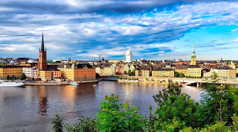 Stockholm: Blick vom Aussichtspunkt Monteliusvägen auf die Insel Riddarholmen, Altstadt Gamla Stan. – Bild: WDR/​imageBROKER/​vario images/​Angela to Roxel