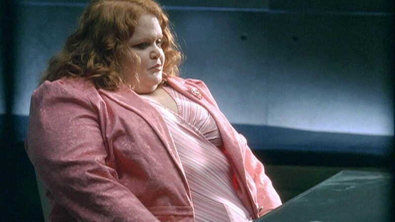 Hat die fettleibige Tagungsteilnehmerin Brenda Morgan (Kinna McInroe) das Opfer mit ihrer Leibesfülle getötet? – Bild: TVNOW /​ CBS