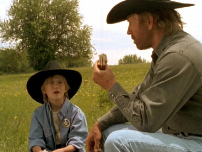 Es gelingt Walker (Chuck Norris, re.), das Vertrauen des kleinen Lucas (Haley Joel Osment) zu gewinnen. Er sorgt für den Jungen wie für einen eigenen Sohn. – Bild: RTL II