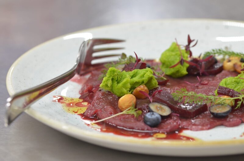 close-up view of venison carpaccio, slices of raw meat very popular as an appetizer in European cuisine – Bild: Shutterstock /​ Shutterstock /​ Copyright (c) 2022 Vojtech.Postulka/​Shutterstock. No use without permission.