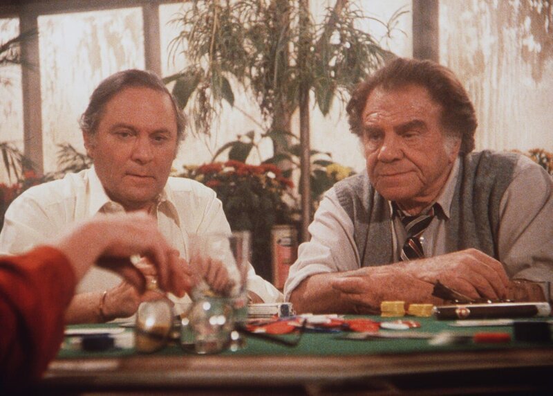 Wie jedes Jahr verbringt Max (Lionel Stander, r.) seinen Urlaub am Pokertisch. Doch dieses Jahr läuft nichts wirklich rund … – Bild: Columbia Pictures Lizenzbild frei