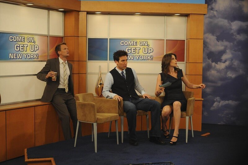 Marshall ist gemeinsam mit Lily, Barney und Ted bei Robin in der Sendung zu Gast. – Bild: Warner TV Comedy