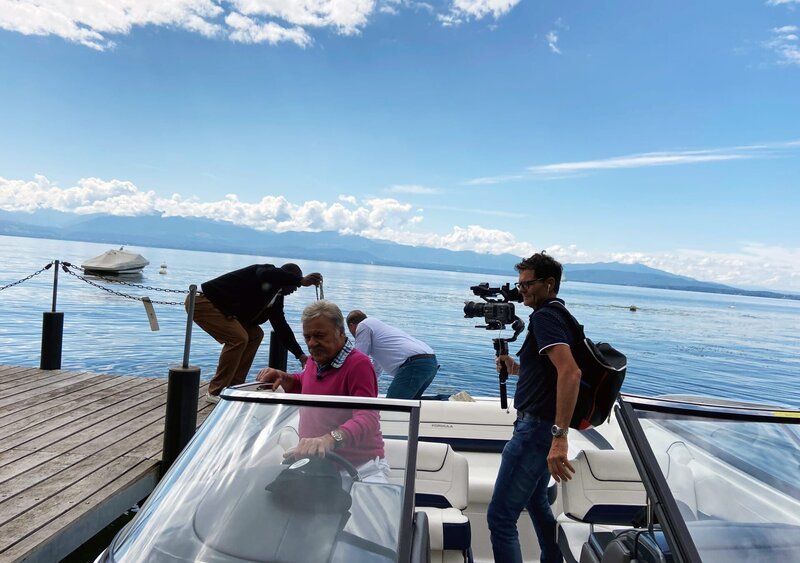 Schweiz-Korrespondentin Raphaela Stefandl beim Dreh am Genfersee entlang der Küste der Promis mit Selfmade-Millionär, Unternehmer und Schauspieler Hans Leutenegger. – Bild: ORF