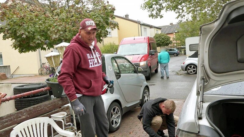 Elvis und Sohn Martin versuchen den BMW zu reparieren, da Martin einen Unfall hatte.. – Bild: RTL Zwei