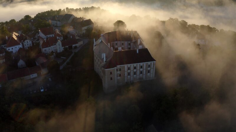 Schloss Drosendorf im Morgengrauen. – Bild: BR/​RanFilm