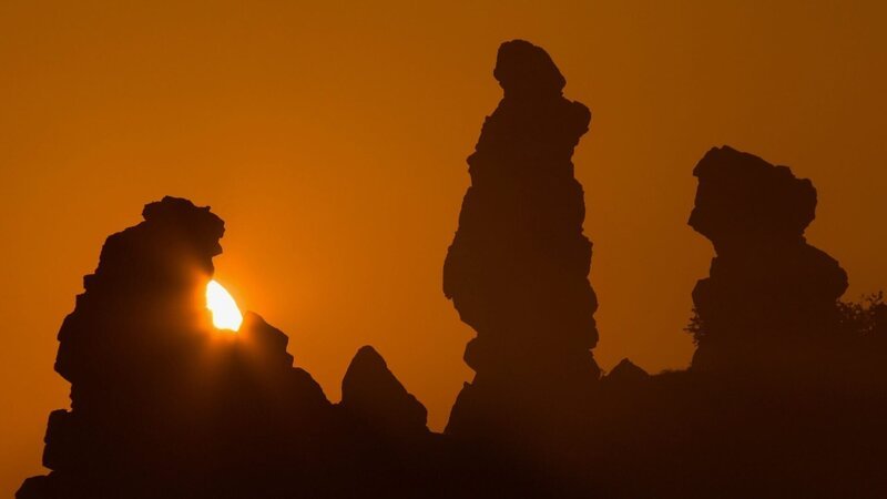 Die Teufelsmauer im Harz erstrahlt im Sonnenaufgang. – Bild: ORF 2