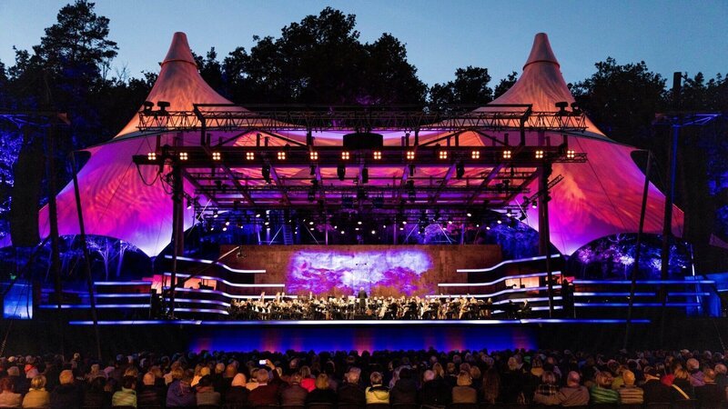Die Berliner Waldbühne ist der Open Air-Schauplatz für das Konzert der Wiener Philharmoniker. – Bild: ZDF und Thomas Kierok