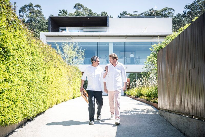 Martin Klein (r.) und Javier Olleros im Restaurant Culler de Pau von Javier Olleros in Pontevedra, Spanien am 12. April 2024. – Bild: Charly López /​ Red Bull Content Pool/​Charly López /​ Red Bull Content Pool/​This image may only be used for editorial purpose in one-time publications and strictly limited to the purpose of use stated in the terms and conditions of the  …