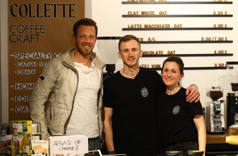 Arndt Reisenbichler (links) mit Thomas Süß und Sandra Mignani im Café Collette, Vianden. – Bild: SWR