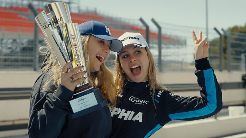 17. April 2022 holte Sophia Flörsch (r.) den zweiten Platz beim ersten Rennen der ELMS in Le Castellet und freute sich mit ihrer Schwester Laetizia über den Pokal. – Bild: RTL Zwei