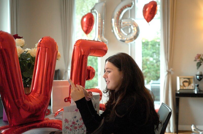 Noch vor ihrem 16. Geburtstag hoert Emilia auf, regelmaessig zu posten. – Bild: ZDF und SWR/​CORSO FILM.