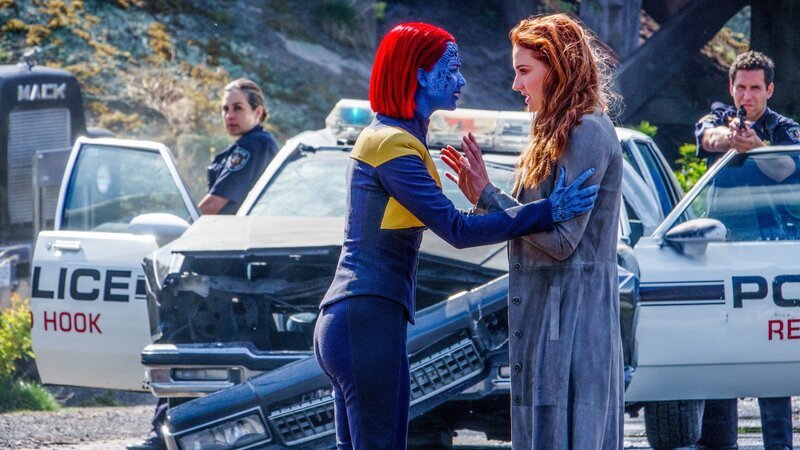 Raven /​ Mystique (Jennifer Lawrence, l.); Jean Grey /​ Phoenix (Sophie Turner, r.) – Bild: © 2019 Twentieth Century Fox Film Corporation. All rights reserved. MARVEL © 2019 MARVEL /​ Doane Gregory /​ Doane Gregory