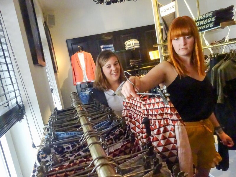 Sara (r.) ist zusammen mit ihrer Shoppingbegleitung Eli auf der Suche nach dem perfekten Outfit. – Bild: VOXup