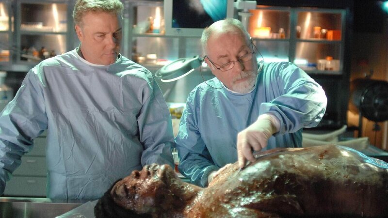 Grissom (William Petersen, li.) verfolgt die Obduktion einer Wasserleiche durch Doc Robbins (Robert David Hall), als zu ihrer großen Überraschung eine Ratte aus dem Körper des Toten springt … – Bild: RTL /​ CBS