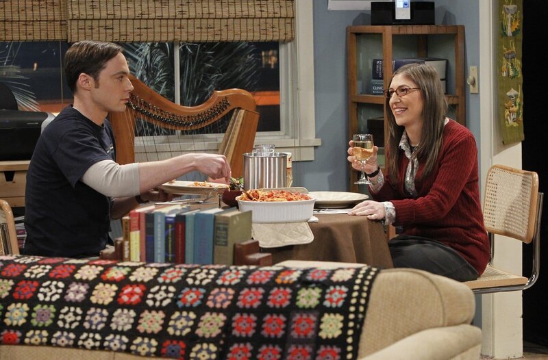 Amy (Mayim Bialik, r.) will das Tempo ihrer Beziehung anziehen und lädt Sheldon (Jim Parsons, l.) zu sich ein … – Bild: Warner Bros. Television Lizenzbild frei