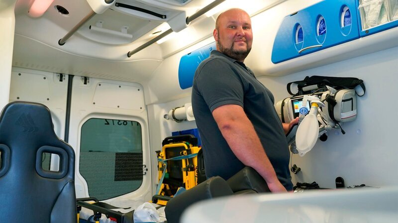 Hat er Dienst, ist DRK-Notfallsanitäter Timo Schneckmann auf Borkum mehrmals täglich mit seinem Rettungswagen im Einsatz. – Bild: NDR/​MedienKontor Oldenburg/​Christian Kruse