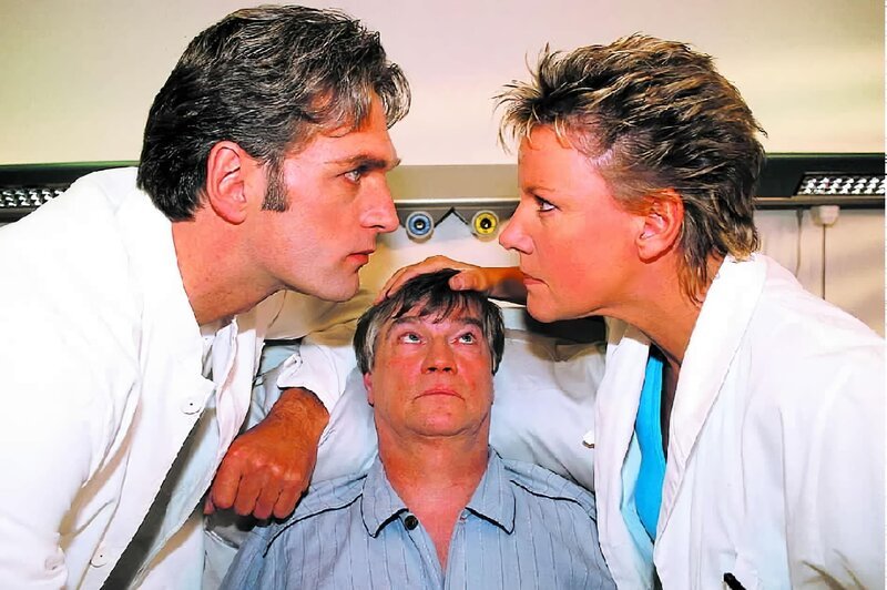 Patient Krause (Jochen Busse, M.) wird unfreiwillig Zeuge, als sich Nikola (Mariele Millowitsch) und Dr. Schmidt (Walter Sittler) mal wieder so richtig die Meinung sagen. – Bild: RTLup