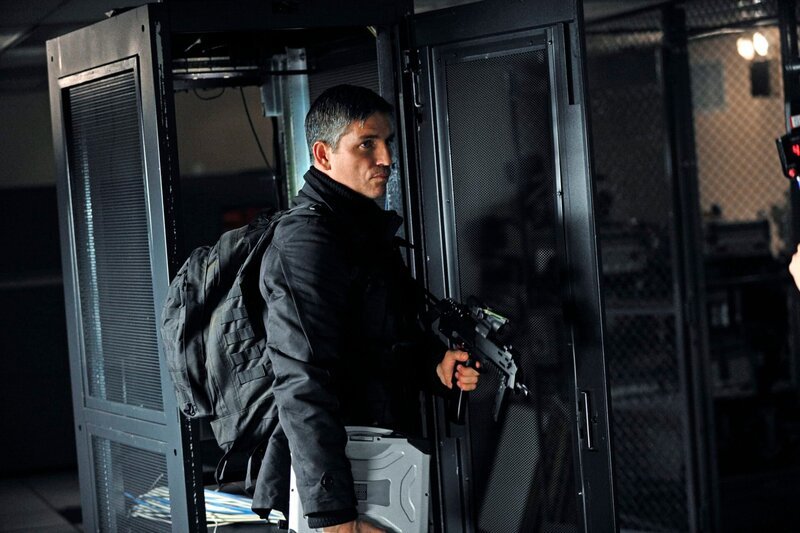 Rückblende: In seiner Funktion als CIA-Agent wird Reese (Jim Caviezel) nach Zentralchina geschickt. Doch über seine eigentliche Mission hinaus hat er zudem den Auftrag bekommen, seine CIA-Partnerin zu eliminieren … – Bild: CBS