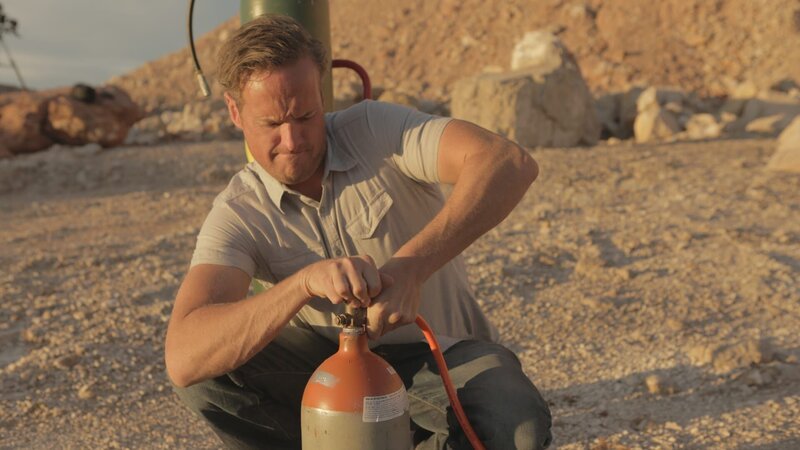 Las Vegas, US: In this explosive experiment, Tim asks some friends to find the safest mix of several gases, as a subsitute to a dangerous hyrdogen and oxygen mix used in pioeering airships.(Photo Credit: National Geographic Channels/​Justin Bergonzoni) – Bild: FOX Networks /​ National Geographic Channels /​ Justin Bergonzoni
