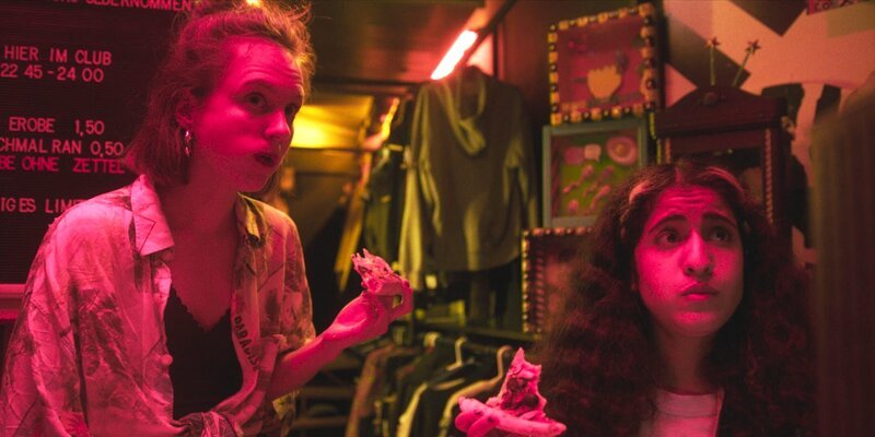 v.l.n.r Deborah-Maditha Dolle als Ina, Banafshe Hourmazdi als Elaha – Bild: MDR/​Felix Pflieger/​Mahnas Sarwari