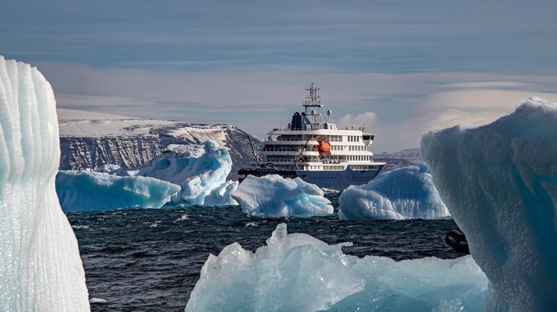Das Expeditionsschiff Hondius im eisreichen Gewässer der Antarktischen Halbinsel (Foto für alle Teile verwendbar) – Bild: MDR/​Alexandra Bichler