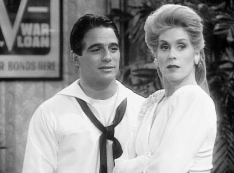 Tony (Tony Danza, l.) und Angela (Judith Light, r.) lassen eine Szene Revue passieren, die sich vor 46 Jahren zutrug. – Bild: Columbia Lizenzbild frei