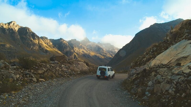 Peru – Albert Lin fährt durch die prächtigen Anden auf dem Weg zu einem tropischen Gletscher auf der Suche nach Aufzeichnungen über alte Klimazonen, die im Gletschereis festgehalten wurden. – Bild: National Geographic
