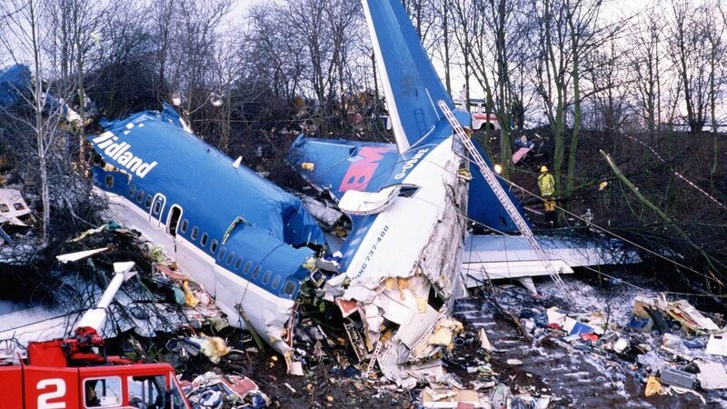 Eine fatale Fehlentscheidung beim British Midland Flight 092: Ein Triebwerk brannte, doch abgeschaltet wurde das falsche. Wie konnte es dazu kommen? Eine unglückliche Verkettung kleiner Fehler, die tödliche Folgen hatte. – Bild: TVNOW /​ Bryn Colton/​Getty Images