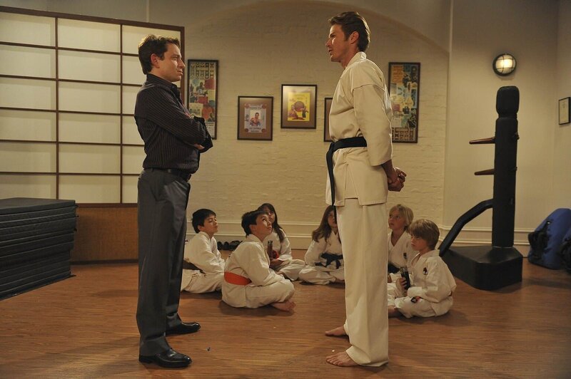 Als Ted eines Tages den Film „The Wedding Bride“ im Kino sieht, bemerkt er, dass es dabei um sein Leben geht: Tony (Jason Lewis, vorne r.) und Jed (Chris Kattan, vorne l.) … – Bild: Warner TV Comedy