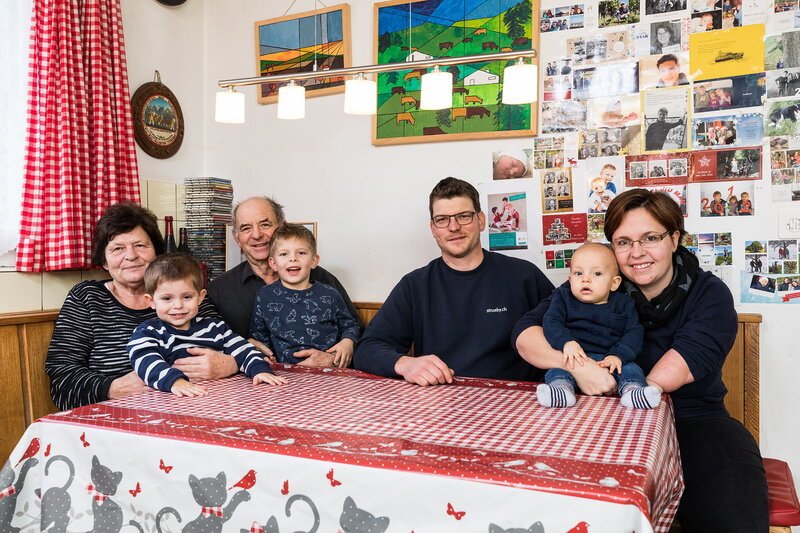 SRF bi de Lüt – Unser Dorf Twann Angela und Martin mit ihren Kindern und den Grosseltern Marianne und Heinz 2019 SRF/​Severin Nowacki – Bild: SF2