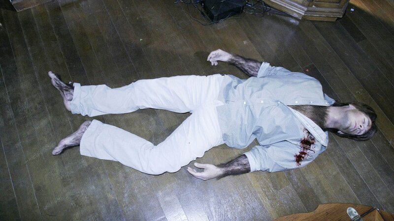 Hayden Bradford (Shiloh Strong), ein so genannter Wolfsmensch, wurde ermordet. Ist seine extreme Körperbehaarung der Grund, warum der junge Mann sterben musste? Das CSI-Team übernimmt die Ermittlungen. – Bild: TVNOW /​ CBS