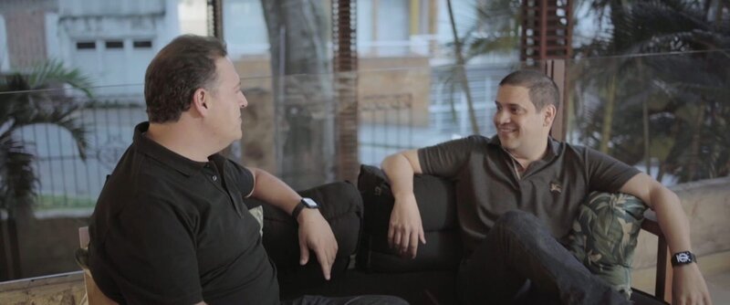 Juan Pablo Escobar trifft sich mit Miguel Andrés Rodríguez Moreno, dem Sohn des einstigen Anführers des Cali-Kartells. Ihre Väter waren Erzfeinde. – Bild: ZDF und 10.7 Productions – 2020./​10.7 Productions – 2020