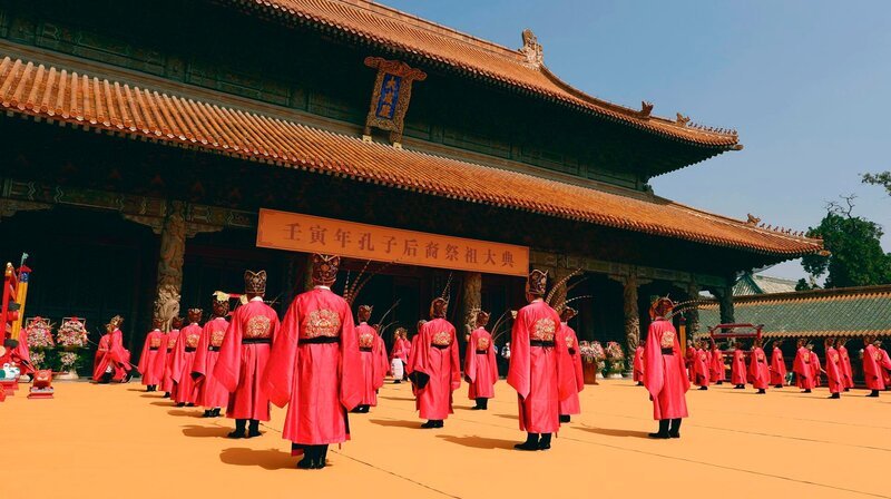 Eine große Zivilisation muss ihre Gesellschaft so organisieren, dass jeder Einzelne seinen Platz darin kennt. China nutzt dafür die Philosophie des Konfuzius, die heute noch großen Einfluss hat. – Bild: phoenix/​ZDF/​BBC