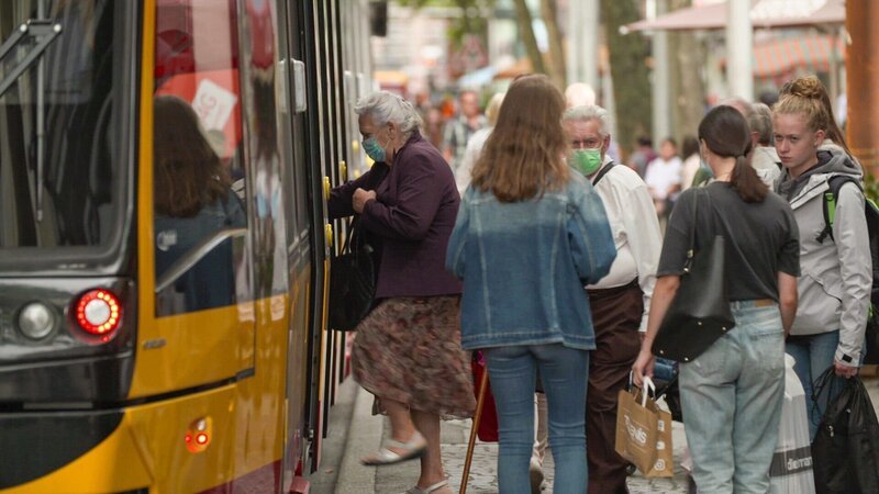 Wie gespalten ist unsere Gesellschaft? Zwei Drittel der Deutschen empfinden sie als ungerecht. – Bild: ORF/ZDF/Andrea Rumpler Wie gespalten ist unsere Gesellschaft? Zwei Drittel der Deutschen empfinden sie als ungerecht. – Bild: ORF/ZDF/Andrea Rumpler