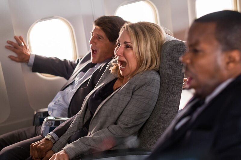Passagiere (gespielt von Darstellern im Hintergrund) an Bord des Comair-Flugs 3272 geraten in Panik, als das Flugzeug in den Sturzflug übergeht. (Bildnachweis: Cineflix/​Darren Goldstein) – Bild: National Geographic