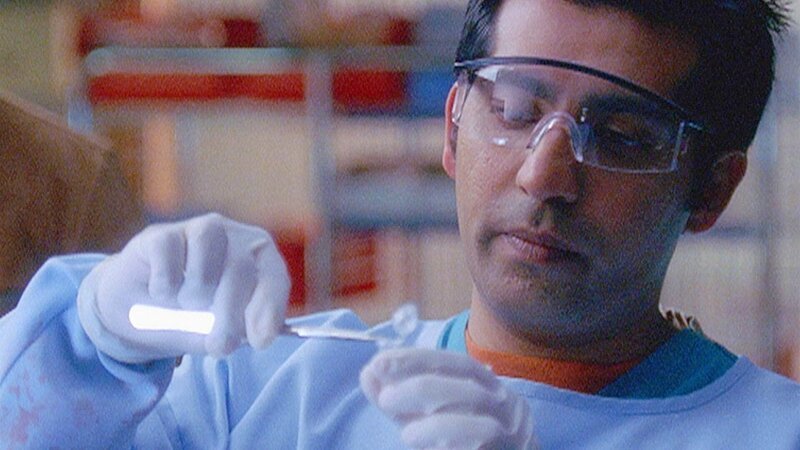 Bug (Ravi Kapoor) findet an der Leiche den Beweis, mit dem der Mörder überführt werden kann. – Bild: RTL /​ NBC Universal.