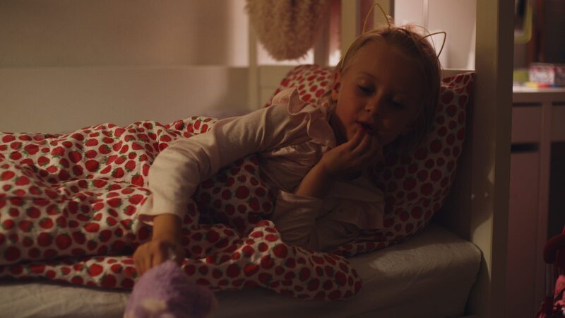 Als Vilda (Sofia Sittnikow) im Bett liegt, bekommt sie Heimweh. – Bild: KiKA/​Anton Tevajärvi