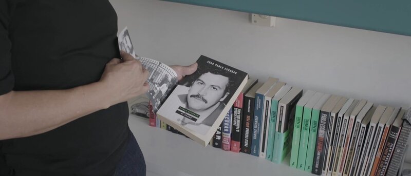 Juan Pablo Escobar verarbeitet seine schwierige Vergangenheit, indem er über seinen Vater schreibt. Sein Werk wurde in zahlreiche Sprachen übersetzt. – Bild: ZDF und 10.7 Productions – 2020./​10.7 Productions – 2020
