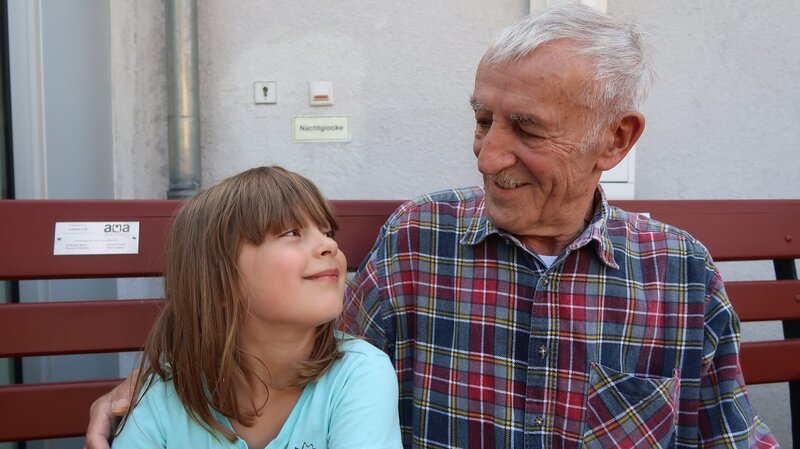 June und ihr geliebter Opa – Bild: KiKA/​HR