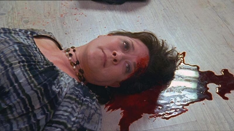 Die Theaterlehrerin Vilma (Karen Ziemba) wurde brutal ermordet. Steckt ein religiöser Fanatiker dahinter? – Bild: VOX