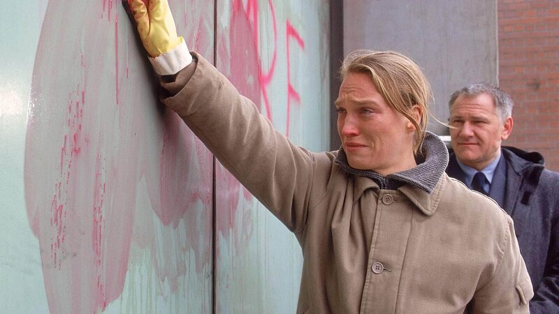 Simone (Susanne Schlenzig) muss die Schmierereien ihres Sohnes auf dem Gefängnistor auf Jörgs (Armin Dallapiccola) Anweisung hin wegwischen. – Bild: RTL