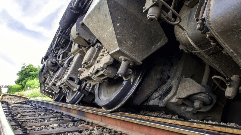 Züge können entgleisen, dann kommt es zu schrecklichen Unfällen. – Bild: n-tv