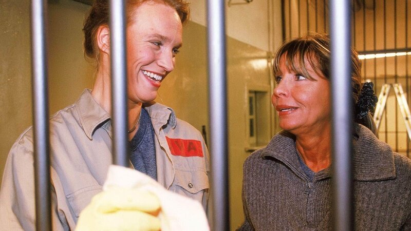 Mit viel Geschick sorgt Simone (Susanne Schlenzig, li.) dafür, dass statt Denise die liebeshungrige Jeanette (Christine Schuberth) auf den Freier trifft. – Bild: RTL