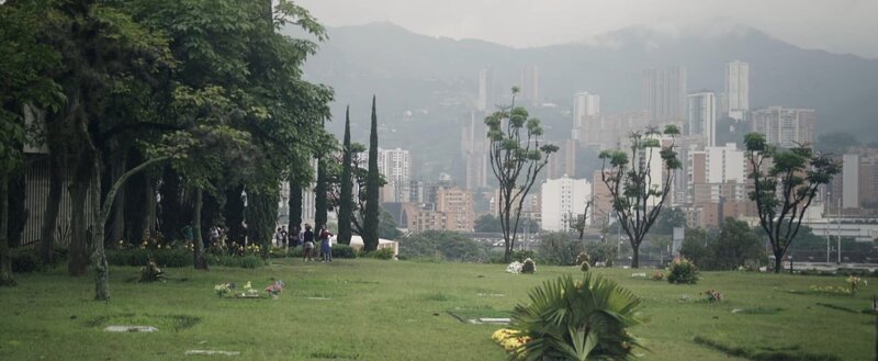 Das Grab von Pablo Escobar auf dem Friedhof Montesacro nahe Medellín ist Ziel unzähliger Touristen. – Bild: ZDF und 10.7 Productions – 2020./​10.7 Productions – 2020