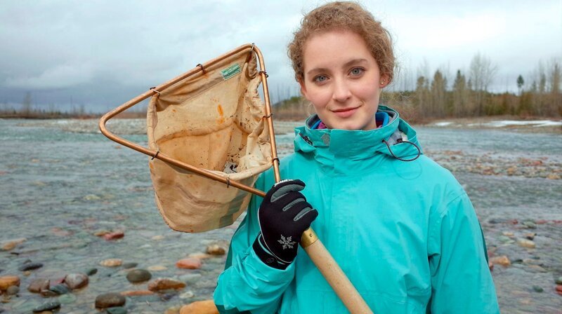 Ingrid de Grooth, Studentin und Wildnis-Hospitantin. Im Flathead River, der Lebensader des Friedensparks, sucht sie nach Wasser-Insekten. – Bild: PHOENIX/​ZDF/​Till Lehmann