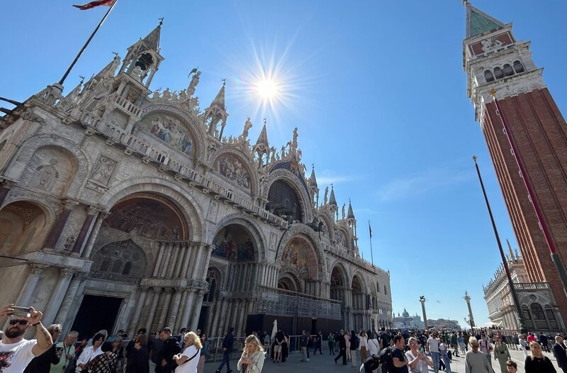 Der Markusturm und die Basilika in Venedig. – Bild: SWR