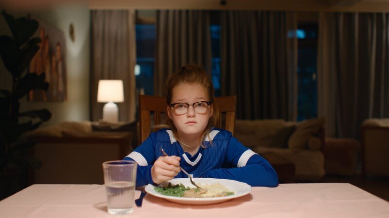 Floor (Bobbie Mulder) versucht, ihren Eltern zu sagen, dass sie es nicht mag, wenn Vater Jan sie trainiert. – Bild: NDR/​NL Film